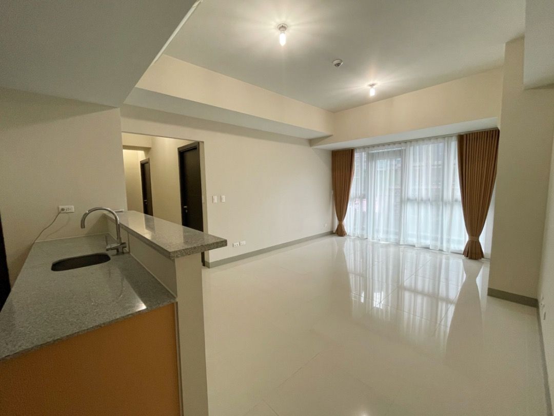 2BR w/ Balcony in Parksuites 2 BGC For Rent04