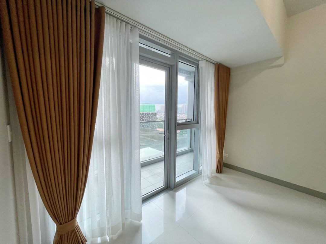 2BR w/ Balcony in Parksuites 2 BGC For Rent05