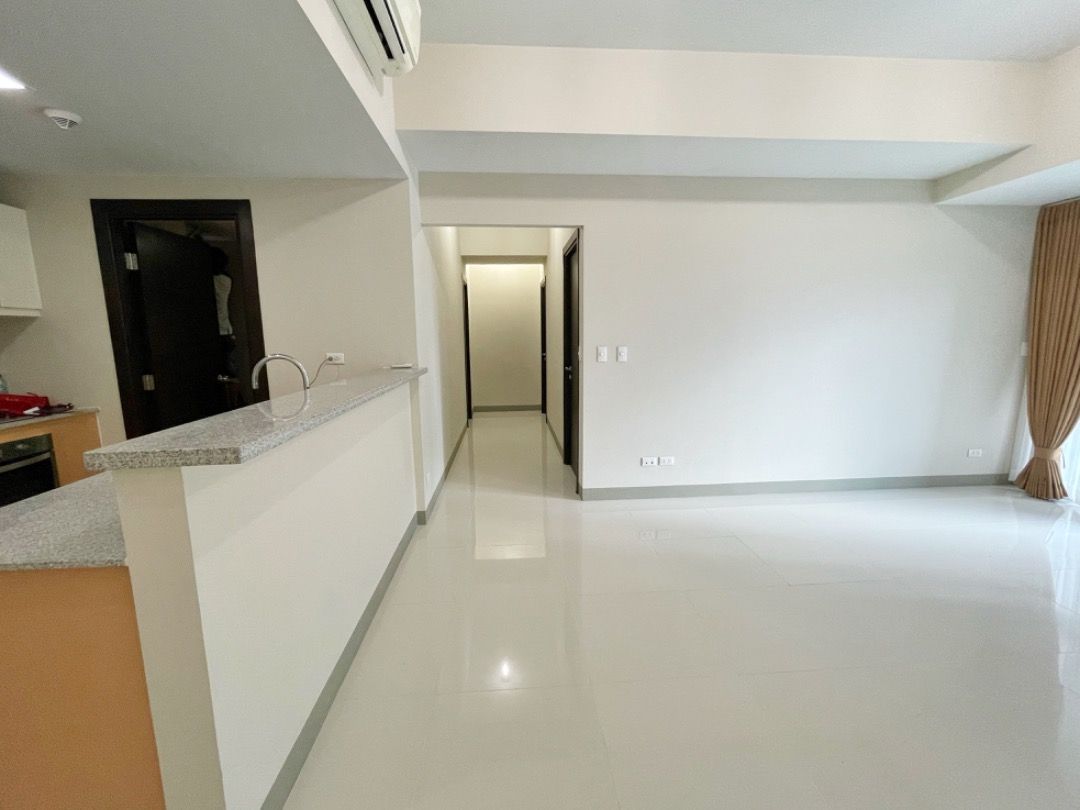 2BR w/ Balcony in Parksuites 2 BGC For Rent07