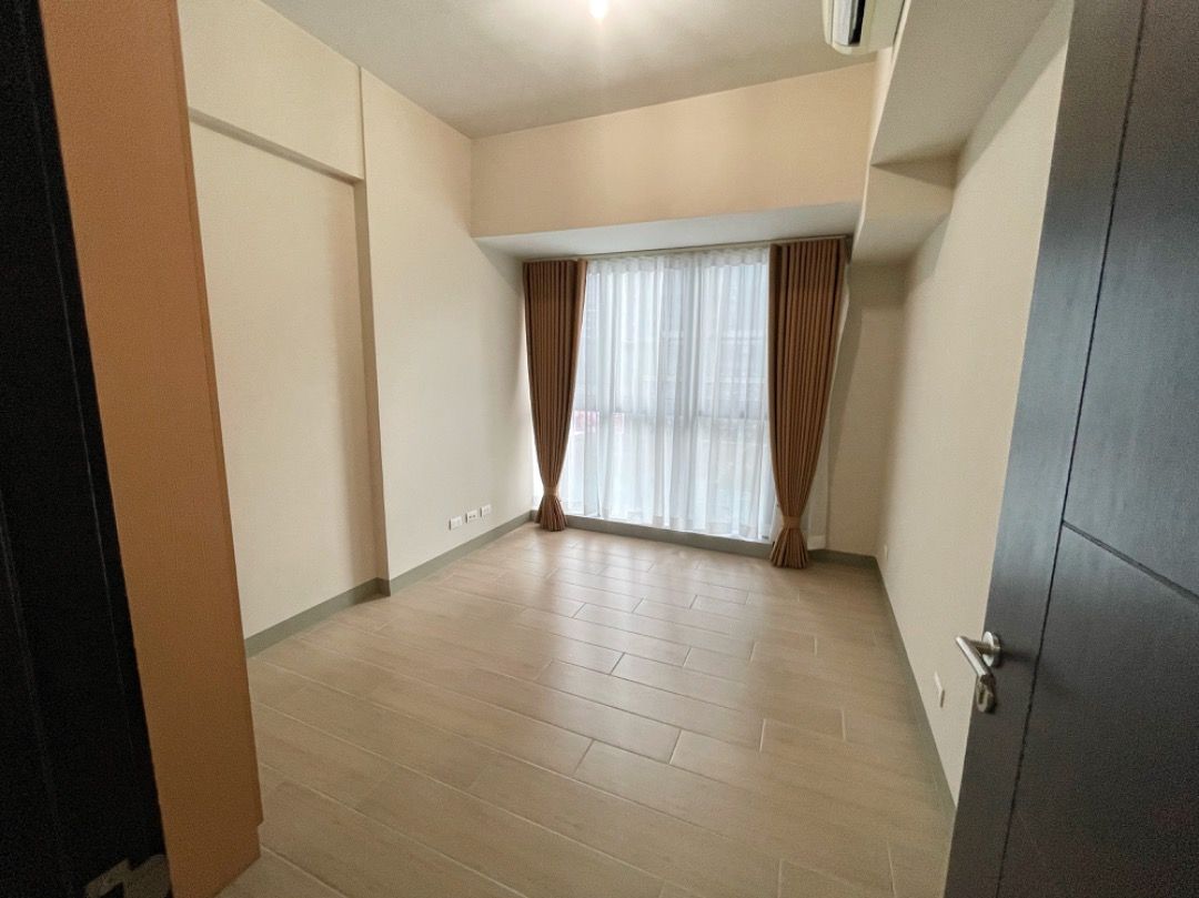 2BR w/ Balcony in Parksuites 2 BGC For Rent09