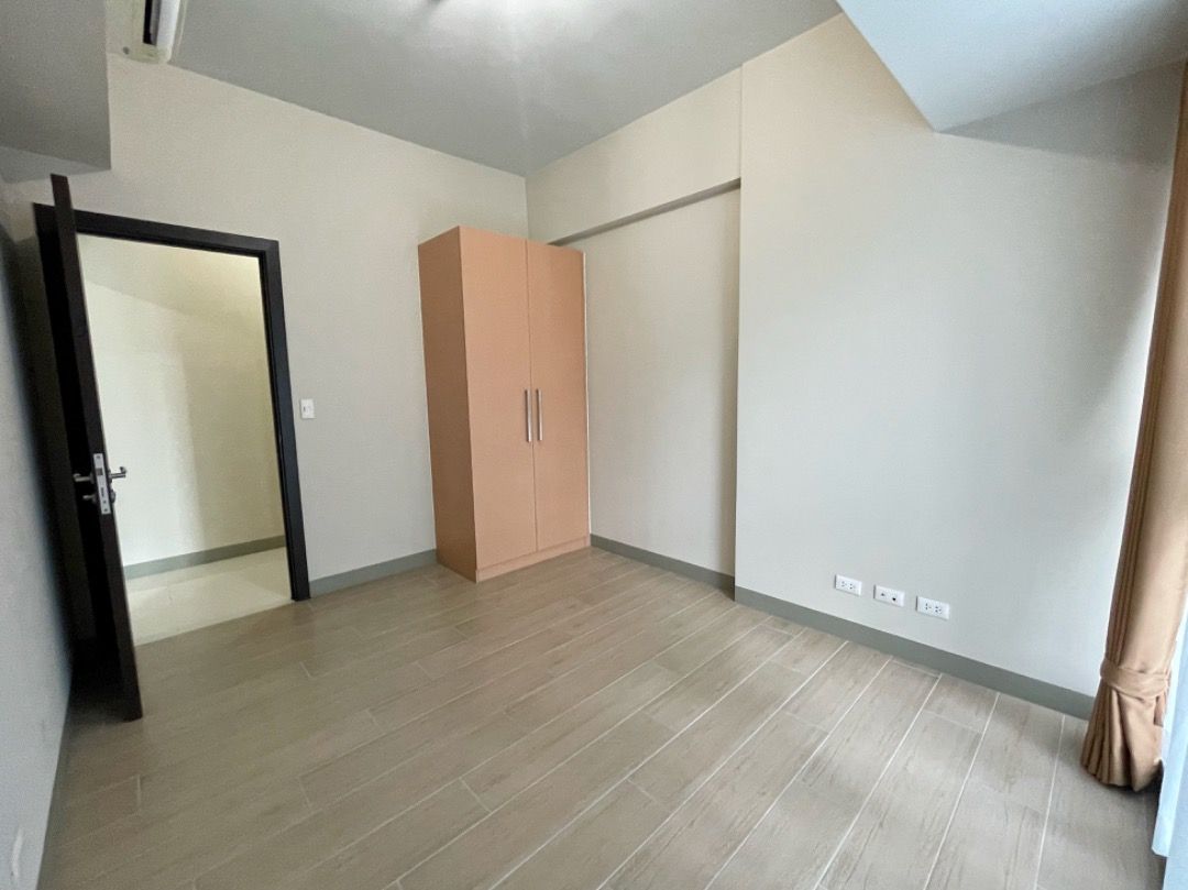 2BR w/ Balcony in Parksuites 2 BGC For Rent10