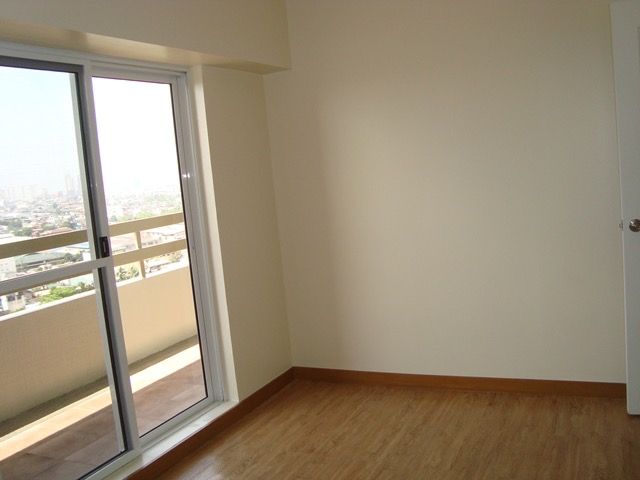 DMCI Illumina Residences 2 BR 70 sqm for rent07