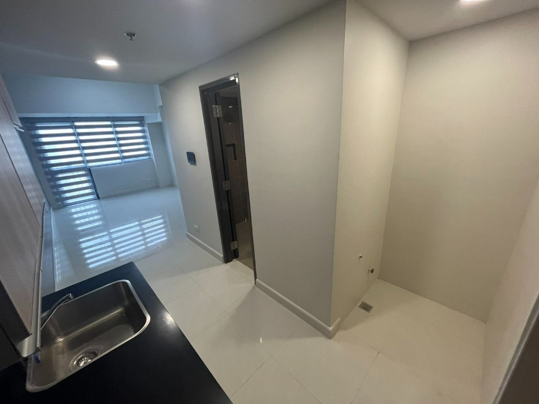 Studio unit near MAKATI MED & RCBC for RENT04