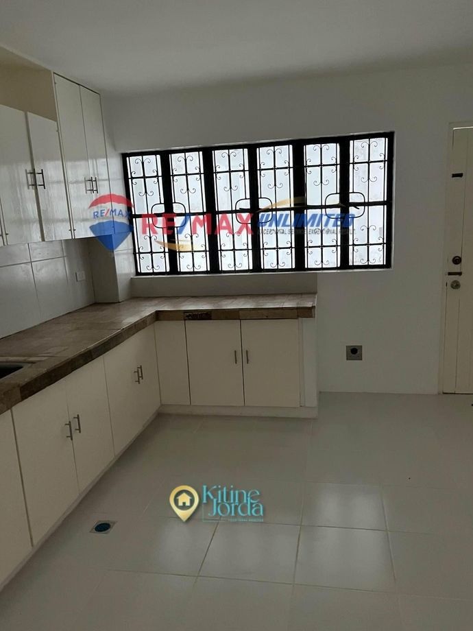 "or rent Greenhills townhouse, Eisenhower St, Greenhills"03