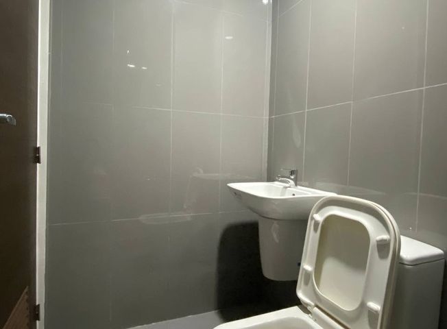 Luxury Living at Air Residences - 2 Bedroom Condo for Rent!09
