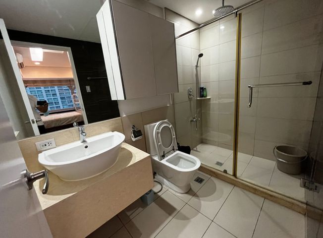 1 Luxury Bedroom For Rent in St. Francis Shangri-La Place10