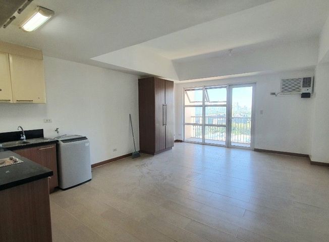 "For Rent Studio Venice Luxury Residences Tower A McKinley Hill, Taguig City"02