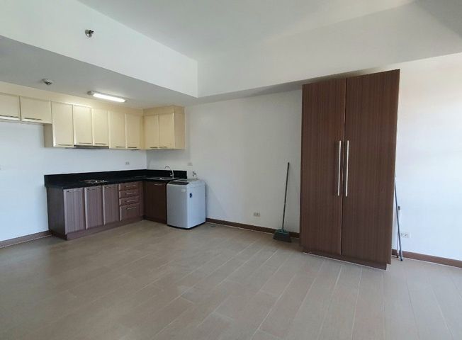 "For Rent Studio Venice Luxury Residences Tower A McKinley Hill, Taguig City"03