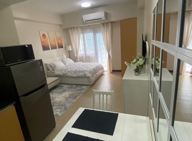 Fully Furnished Studio Unit with Balcony and Parking Space at The Ellis Makati04