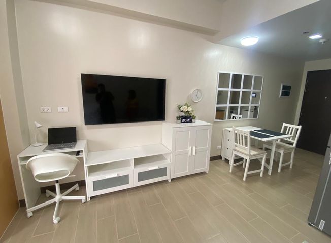 Fully Furnished Studio Unit with Balcony and Parking Space at The Ellis Makati06