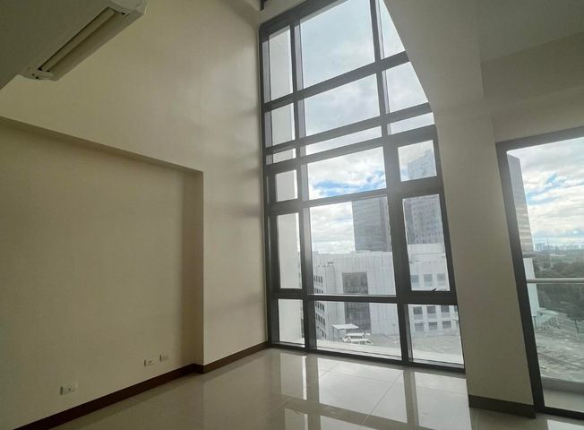 Spacious Three Bedroom for Rent in Albany Luxury Residences- McKinley West🏢✨03
