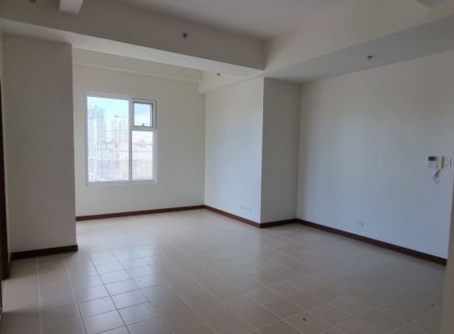 "Lease to Own 3 BR with Balcony at Paseo De Roces, Makati City"07