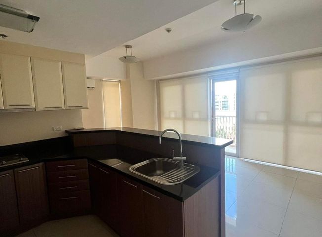 For rent 1 bedroom semi furnished in Venice Mckinley03