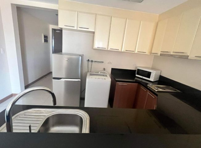 For rent 1 bedroom semi furnished in Venice Mckinley05