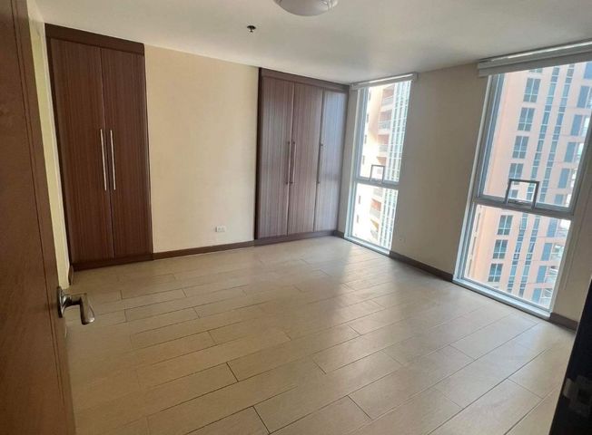 For rent 1 bedroom semi furnished in Venice Mckinley07