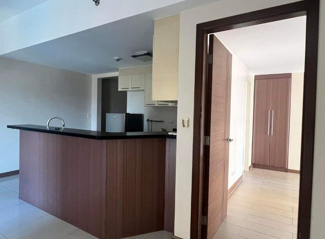 For rent 1 bedroom semi furnished in Venice Mckinley08