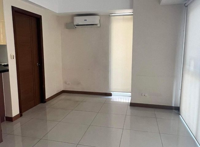 For rent 1 bedroom semi furnished in Venice Mckinley09