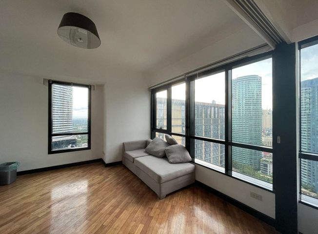 Spacious 2 Bedroom Condo for Lease at Joya Rockwell Makati02