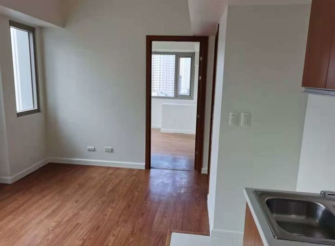 FOR RENT 1BR unit in Eton Tower02