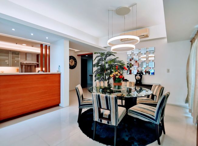 "Luxuriously furnished 3BR Condo in Arya Residences, BGC"03