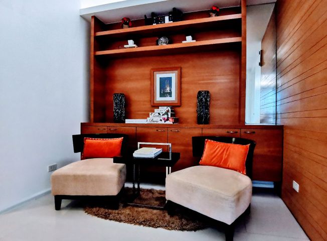 "Luxuriously furnished 3BR Condo in Arya Residences, BGC"04