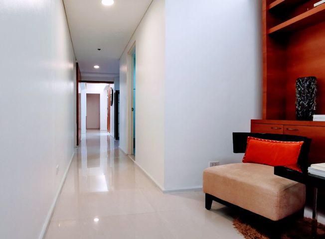 "Luxuriously furnished 3BR Condo in Arya Residences, BGC"05