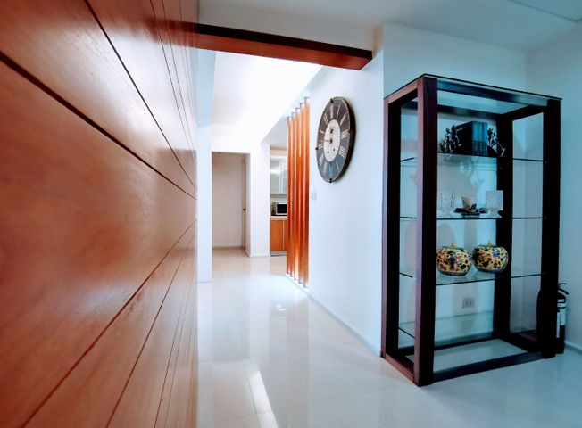 "Luxuriously furnished 3BR Condo in Arya Residences, BGC"06