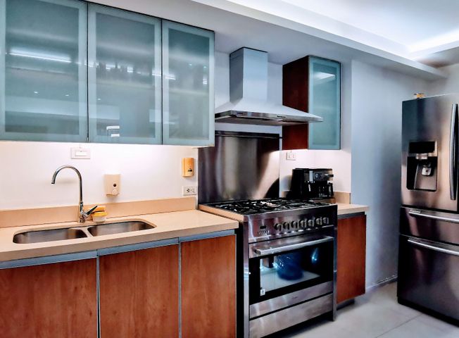 "Luxuriously furnished 3BR Condo in Arya Residences, BGC"07