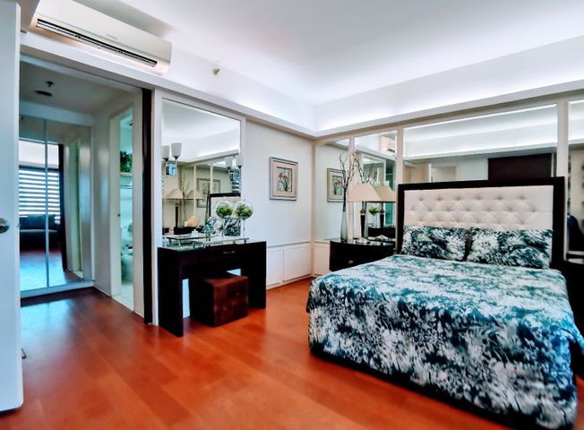 "Luxuriously furnished 3BR Condo in Arya Residences, BGC"08