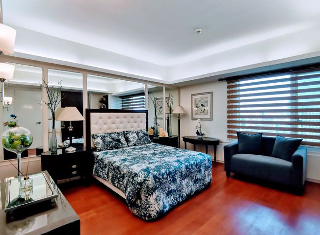 "Luxuriously furnished 3BR Condo in Arya Residences, BGC"09