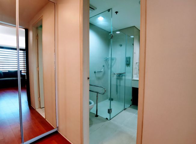 "Luxuriously furnished 3BR Condo in Arya Residences, BGC"10