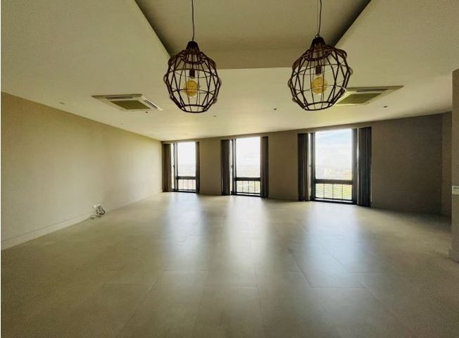 Modern 3 bedroom Unit in Essensa BGC03