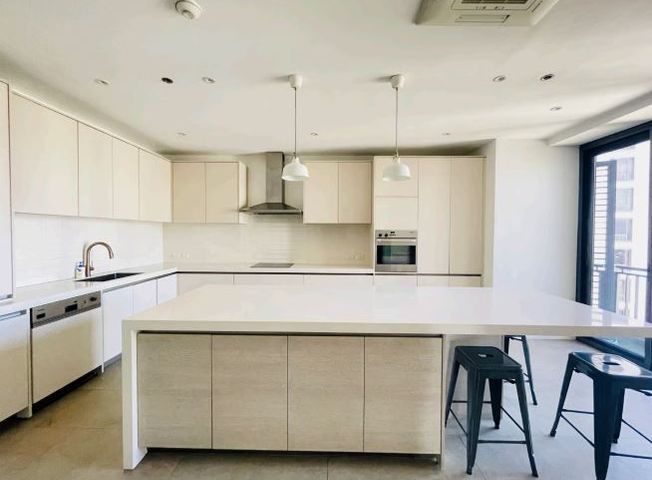 Modern 3 bedroom Unit in Essensa BGC08