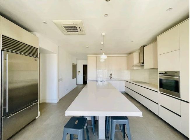 Modern 3 bedroom Unit in Essensa BGC09