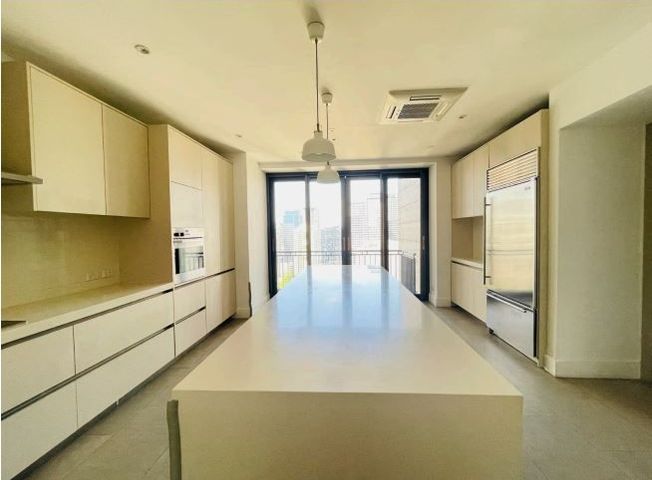 Modern 3 bedroom Unit in Essensa BGC10