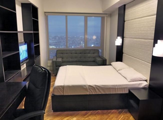"Fully-furnished 1BR in Joya, Rockwell for Rent"07