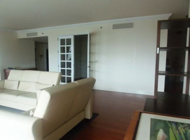 Affordable 3-Bedroom for Rent in One Roxas Triangle04