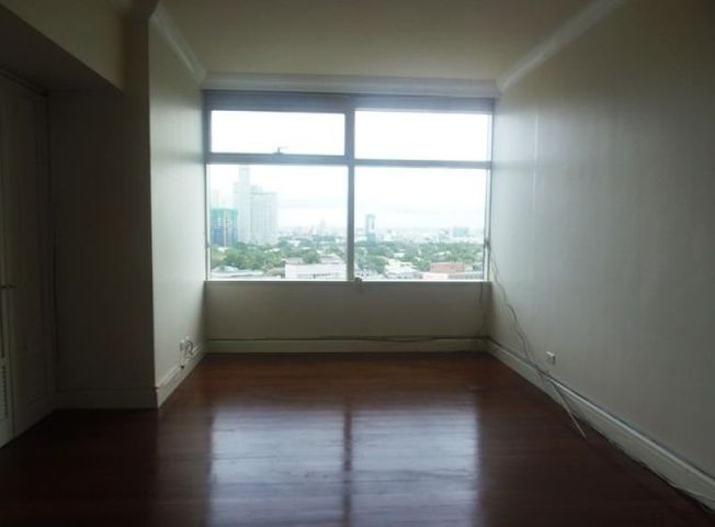 Affordable 3-Bedroom for Rent in One Roxas Triangle09