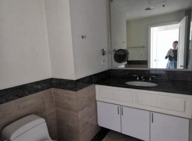 3-Bedroom with Magnificent Views for Rent in One Roxas Triangle04