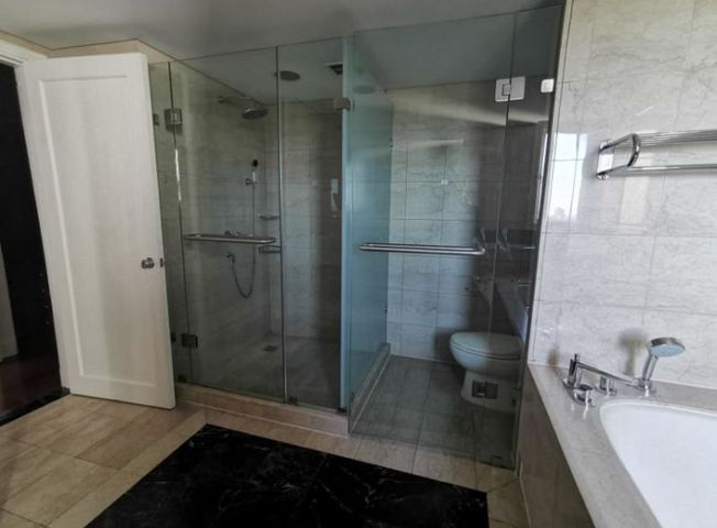 3-Bedroom with Magnificent Views for Rent in One Roxas Triangle06
