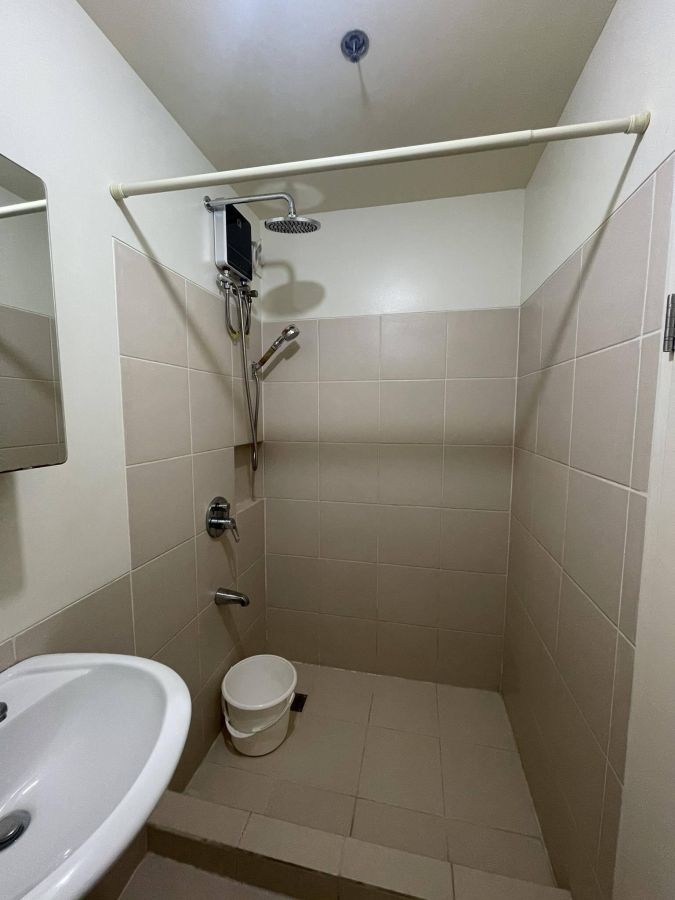 "1BR Semi-Furnished Corner Unit For Rent in Brixton Place, Pasig City"08
