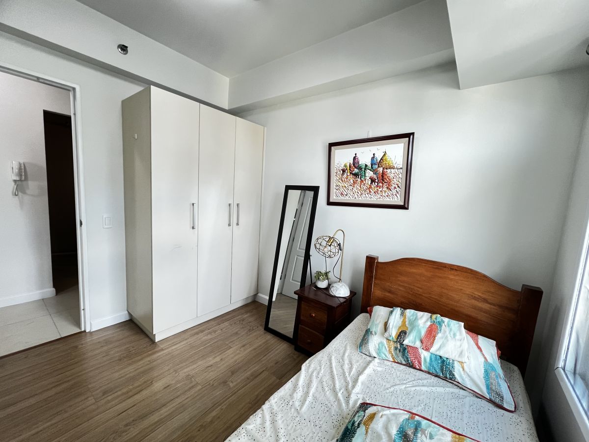 Red Oak Two Serendra: 3BR facing Ameneties08