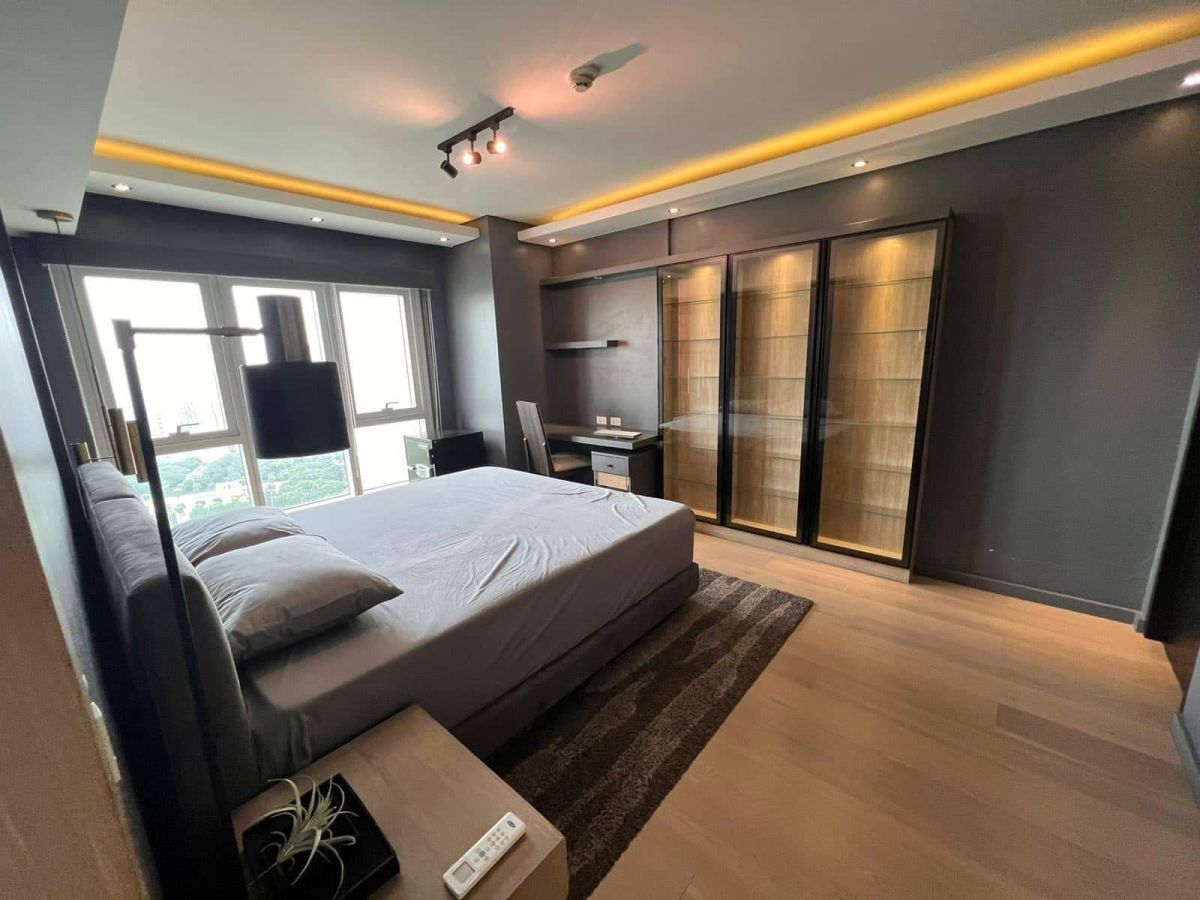 2 Bedroom Unit in Two Serendra Sequoia Tower For Lease at Taguig City02