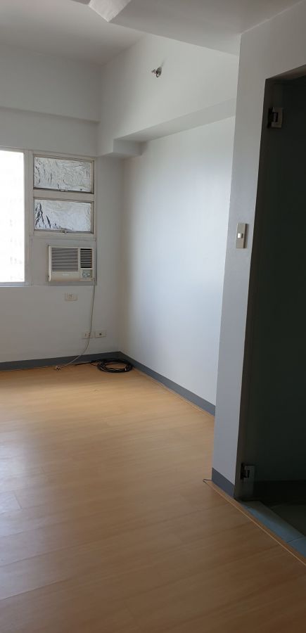 Studio Unit Semi Furnished04