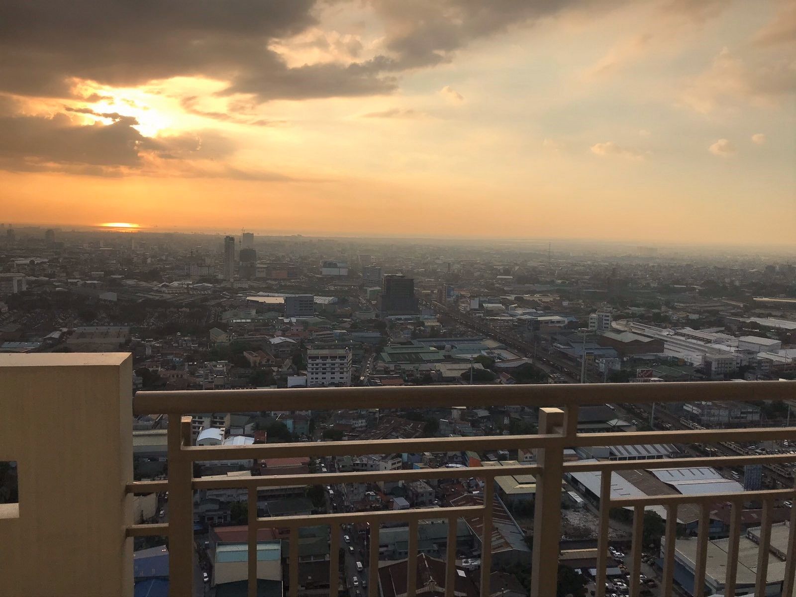 Condo Unit For Rent - 45th Floor South Tower at Zinnia Towers05