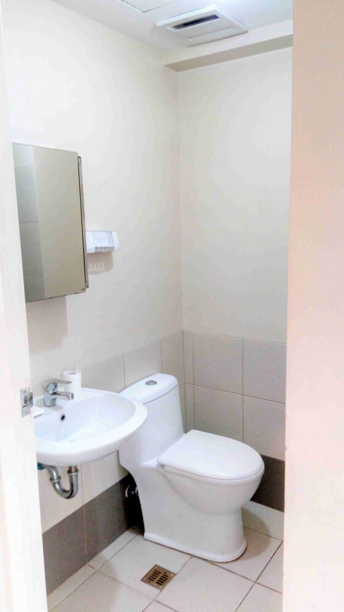 Condo Unit For Rent 18th Floor at One Castilla Place08