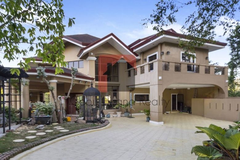 Overlooking 6 Bedroom House for Rent in Maria Luisa Park.01