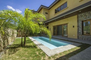 New 5 Bedroom House for Rent in North Town Homes.02