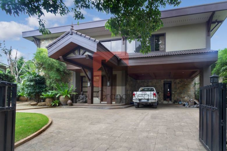 Spacious 4 Bedroom House with Swimming Pool in North Town Homes.01
