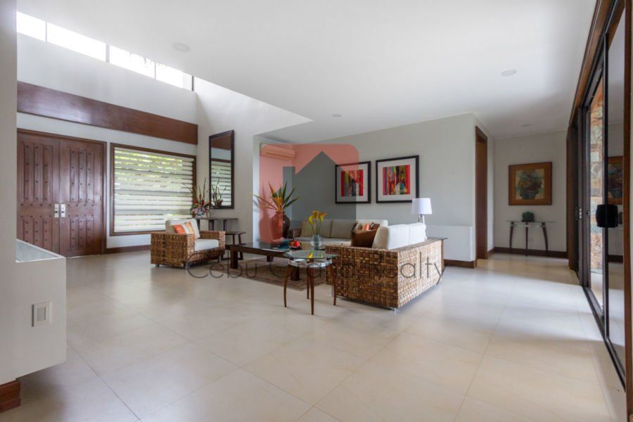 Spacious 4 Bedroom House with Swimming Pool in North Town Homes.04